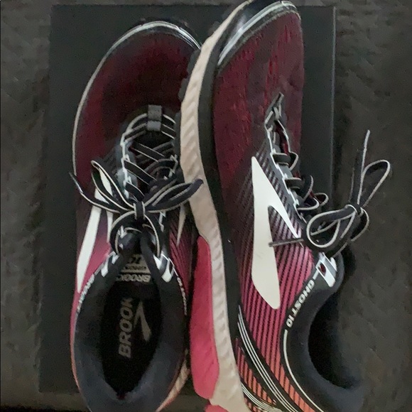 brooks cushion shoes